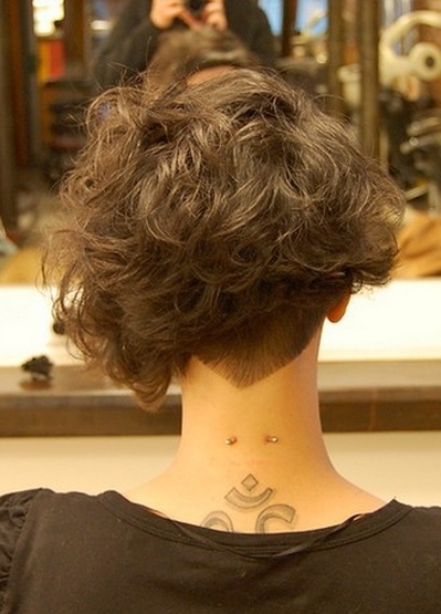 tył asymetrycznej fryzury krótkiej, uczesanie damskie zdjęcie numer 4A